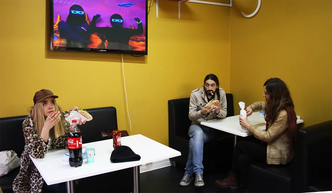 Skivbolag släpper musik via falafelrestaurang