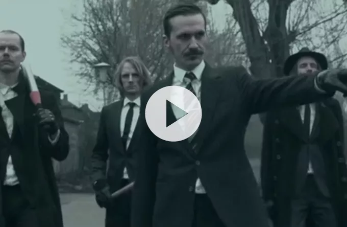 Se The Blue Van smadre et loppemarked i ny video