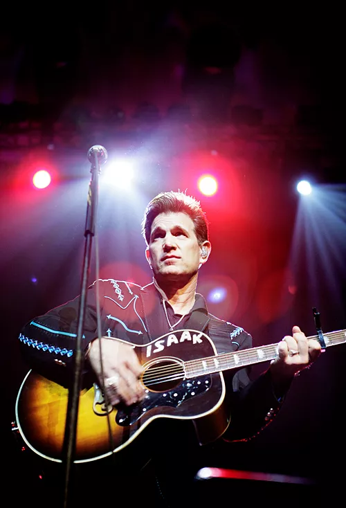 Chris Isaak kan erstatte Simon Cowell
