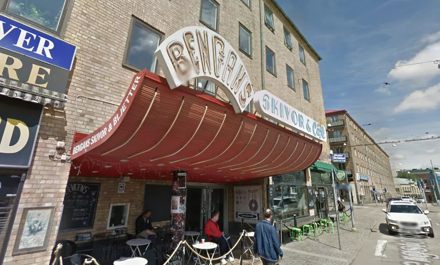 Lastbil kolliderade med skivaffär