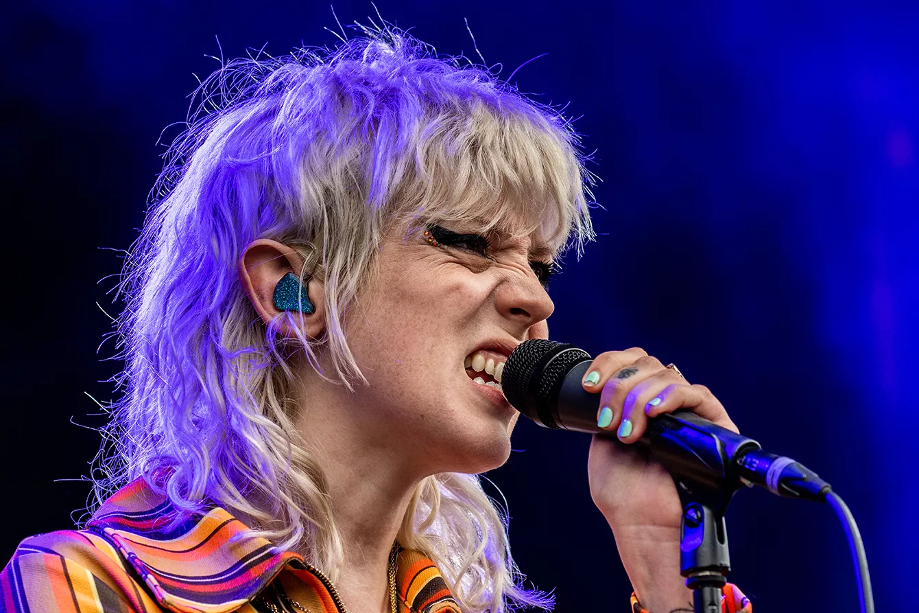 Black Honey, Syd for Solen, Højen