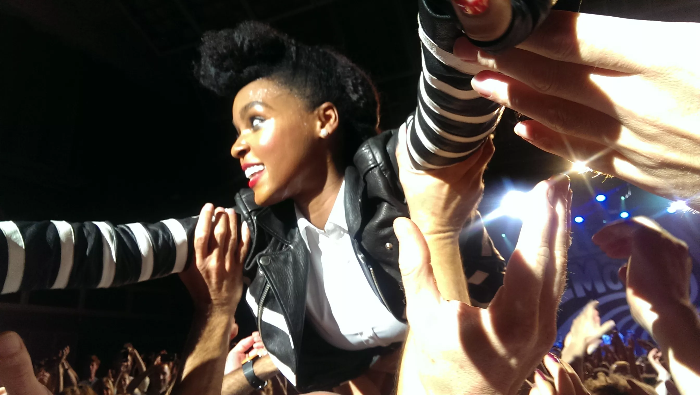 Se Janelle Monáe crowdsurfe i Falconer
