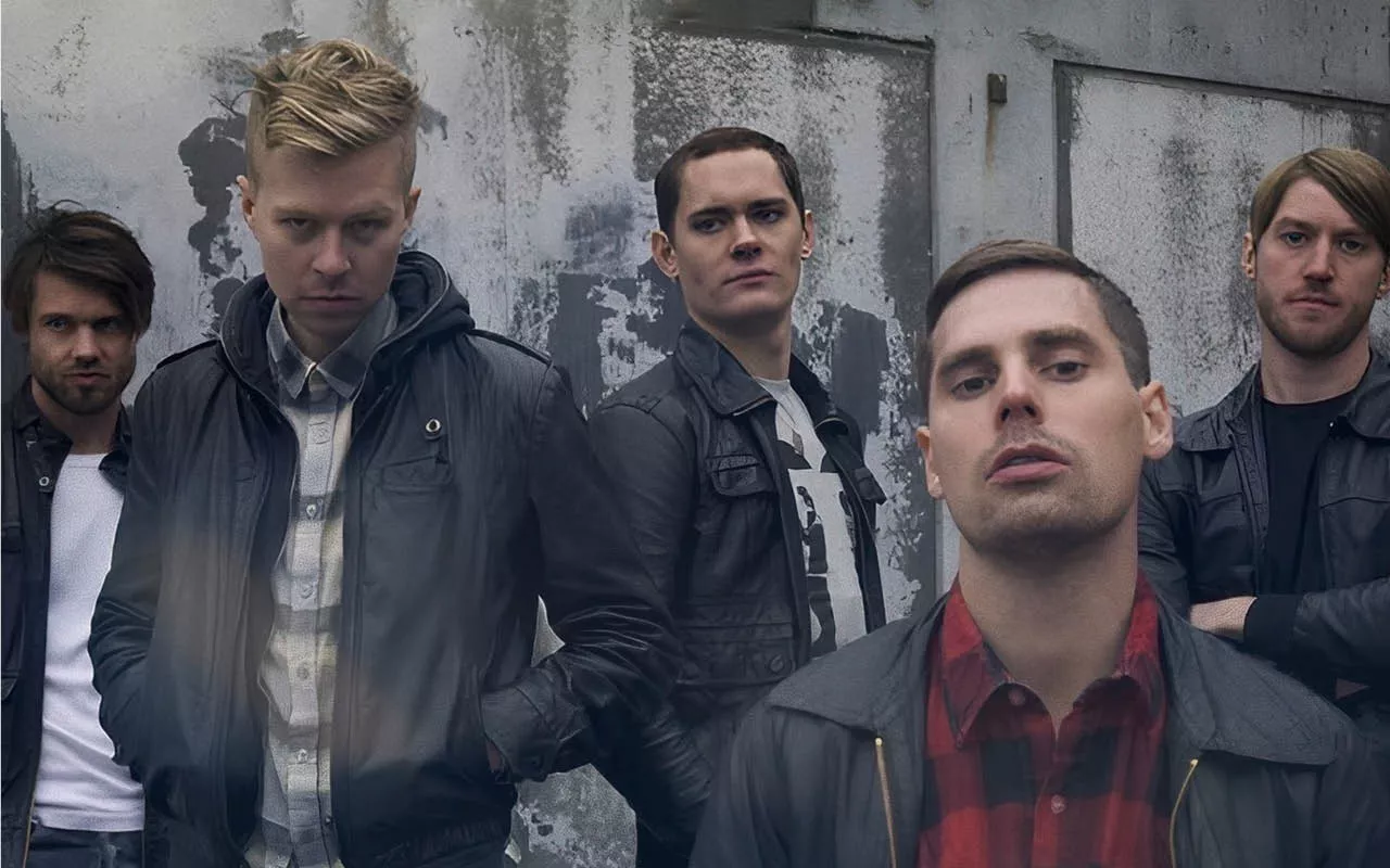 Intensiva gitarriff och poptäta refränger