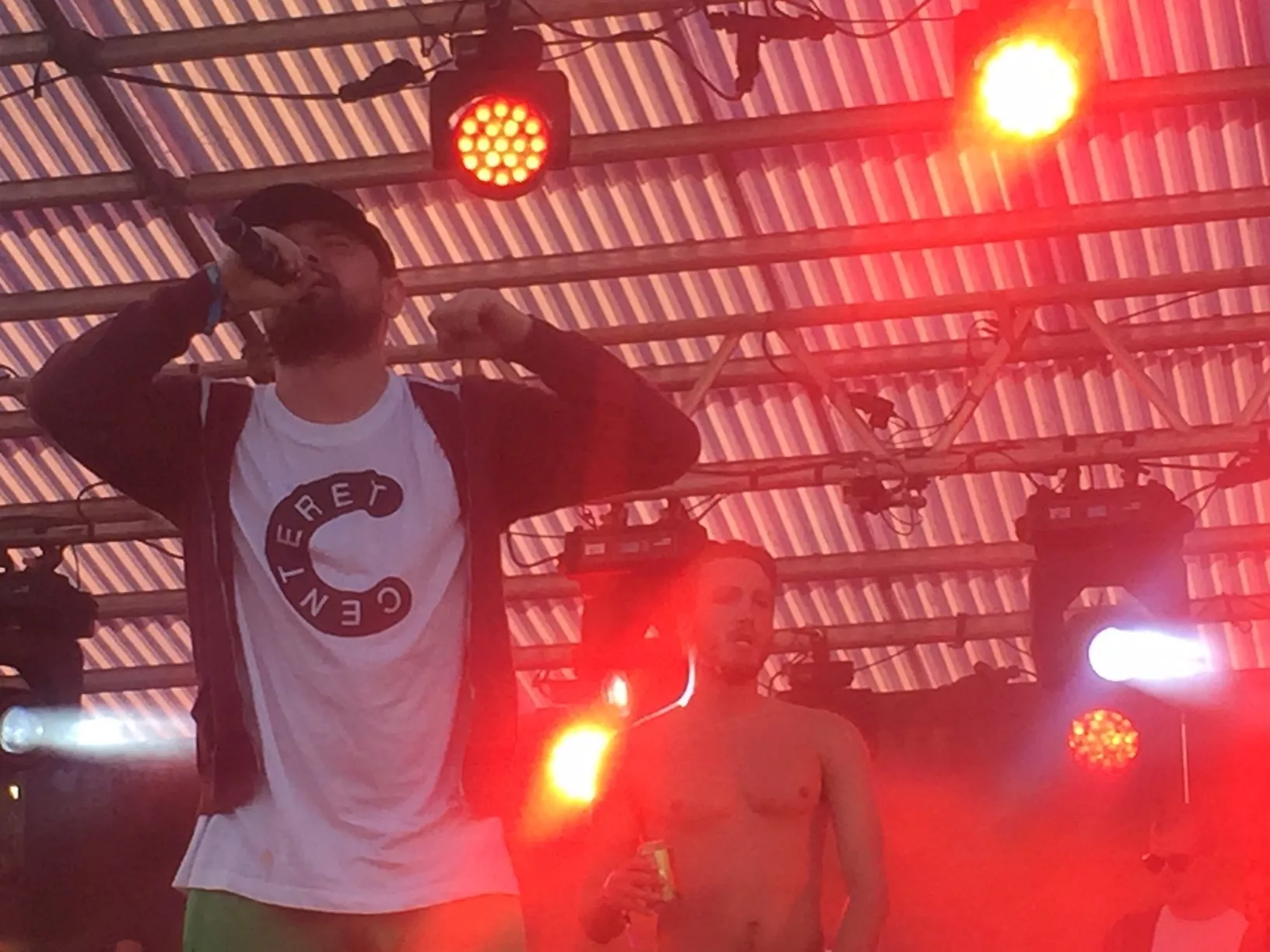 ANMELDELSE: Skæve rap-eksistenser i det lokale center