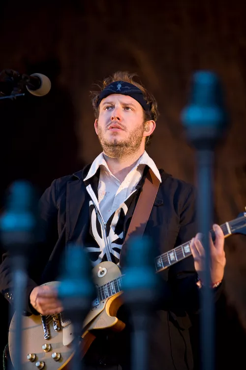 Justin Vernon bortauktionerer whiskey-guitar
