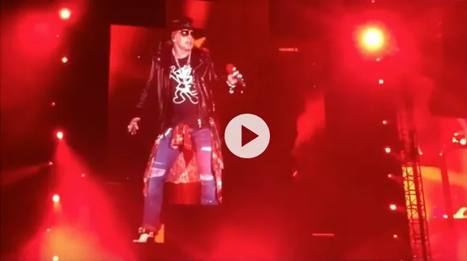 Se Axl Rose og Billy Joel dele scene