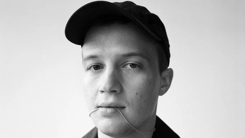 ANMELDELSE: All In på genkendelig pop-poesi