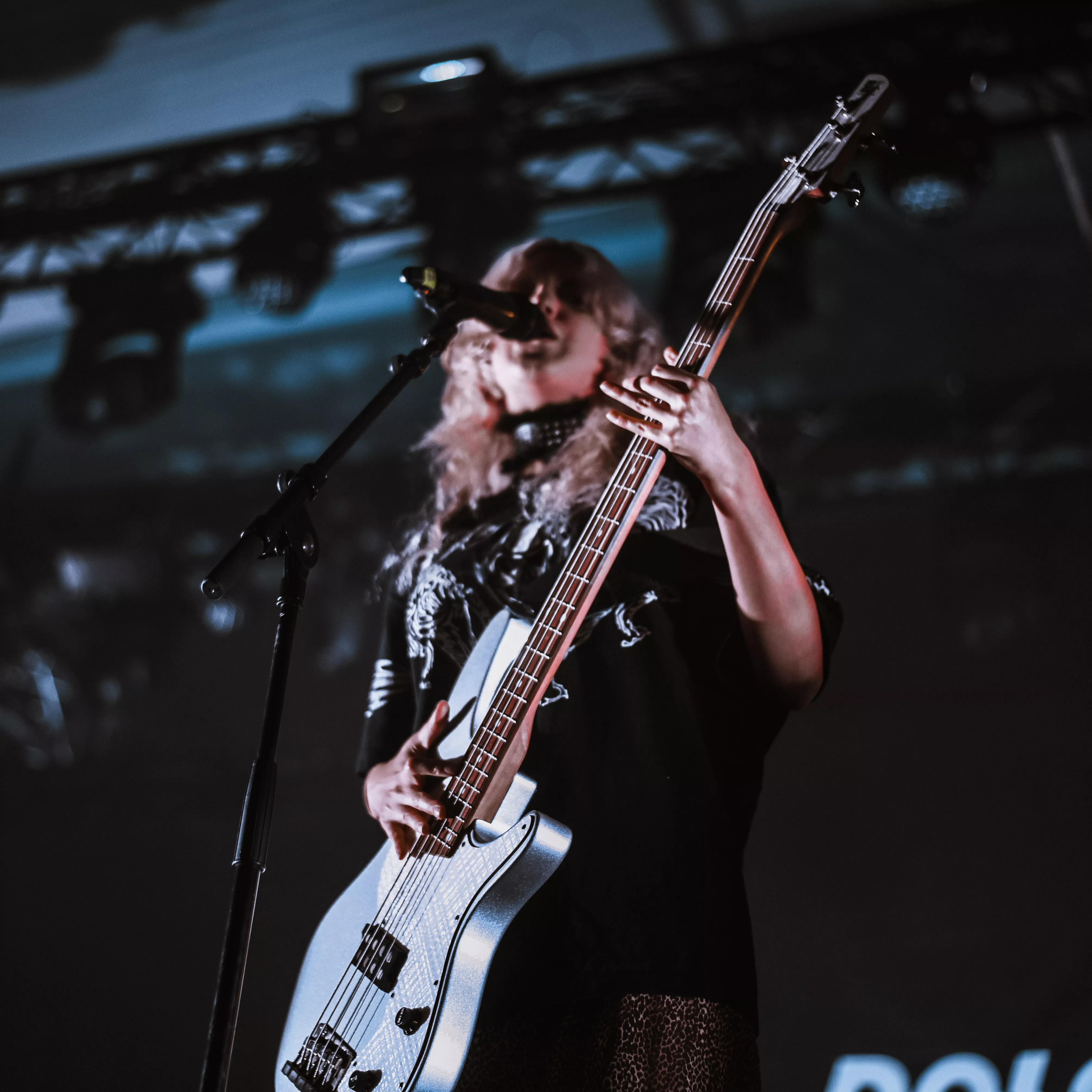 Bjuder på guldkonfetti och igenkänning