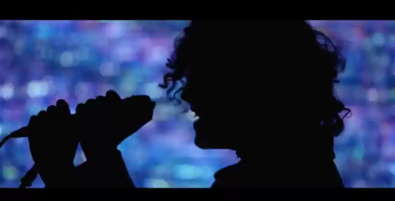 Ny musikvideo: The 1975 bøjet i neon