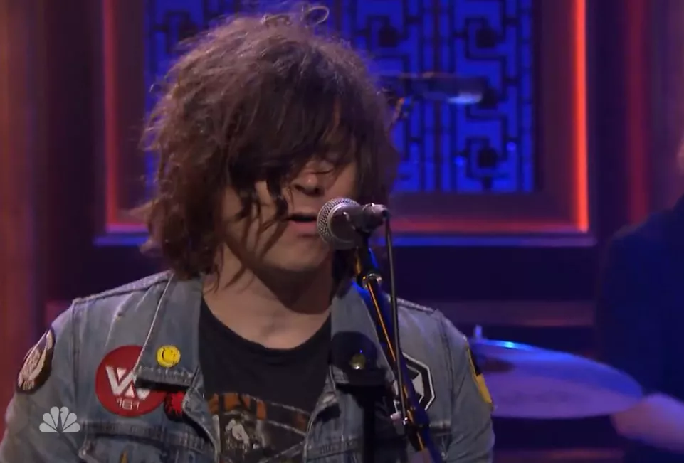 Se Ryan Adams synge sang fra Dirty Dancing