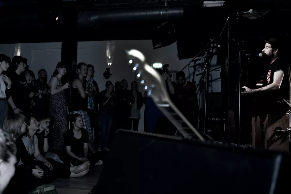 Billedet er fra en koncert med The Austin Five i 2010, da spillestedet hed V58