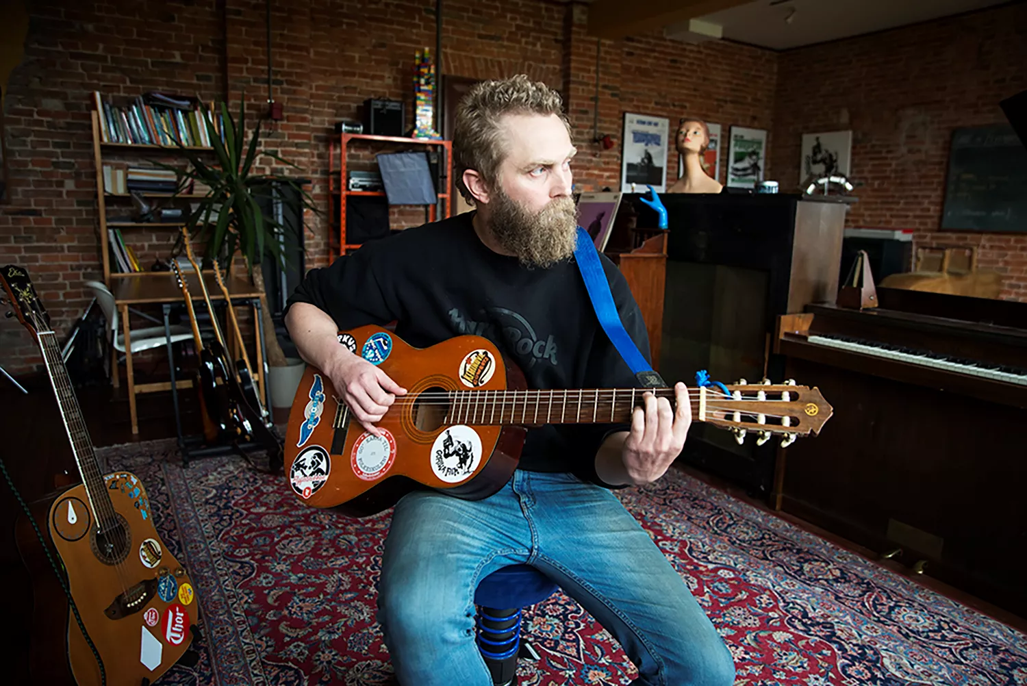 ANMELDELSE: Telestjernen er slukket, Rasmus Johansen er tændt med samfundssatirisk folk