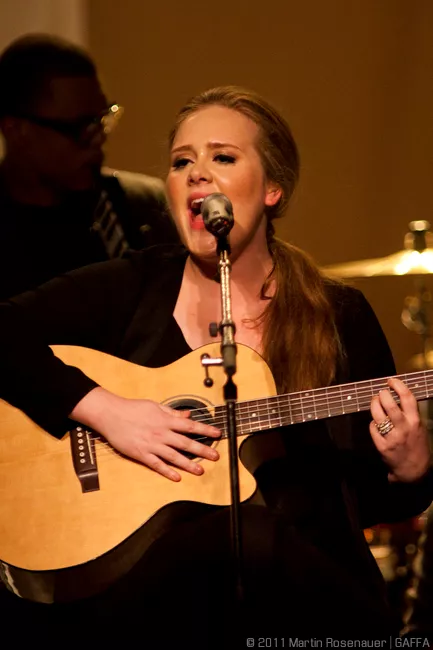 Hon gör nya Bondlåten