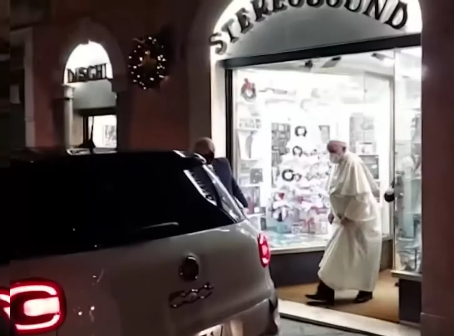 Skivaffär fick oväntat besök av påven – som lämnade en CD-skiva rikare