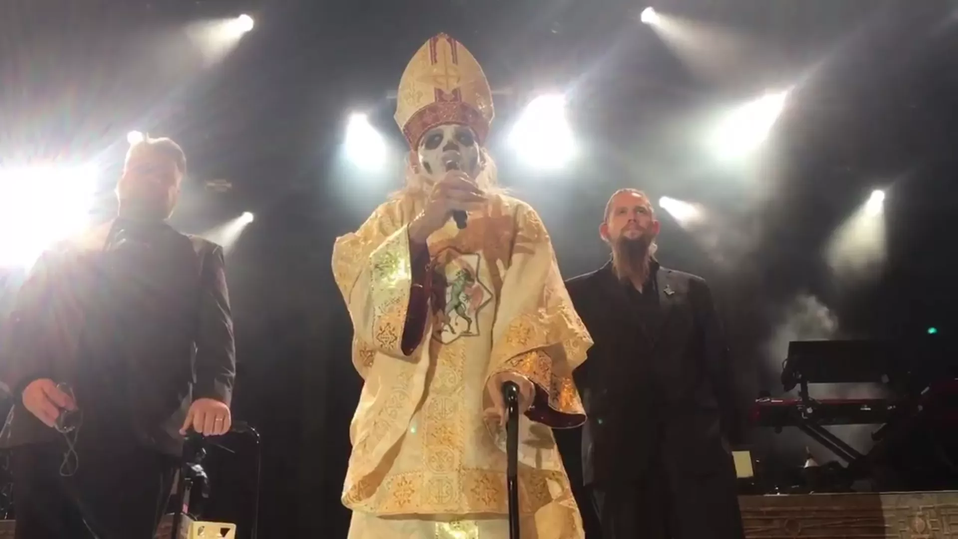 Se när Ghosts frontman slits av scenen