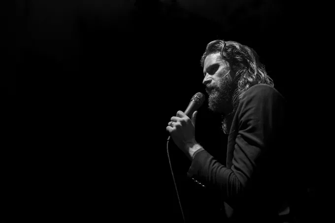 Han topper plakaten til Piknik I Parken