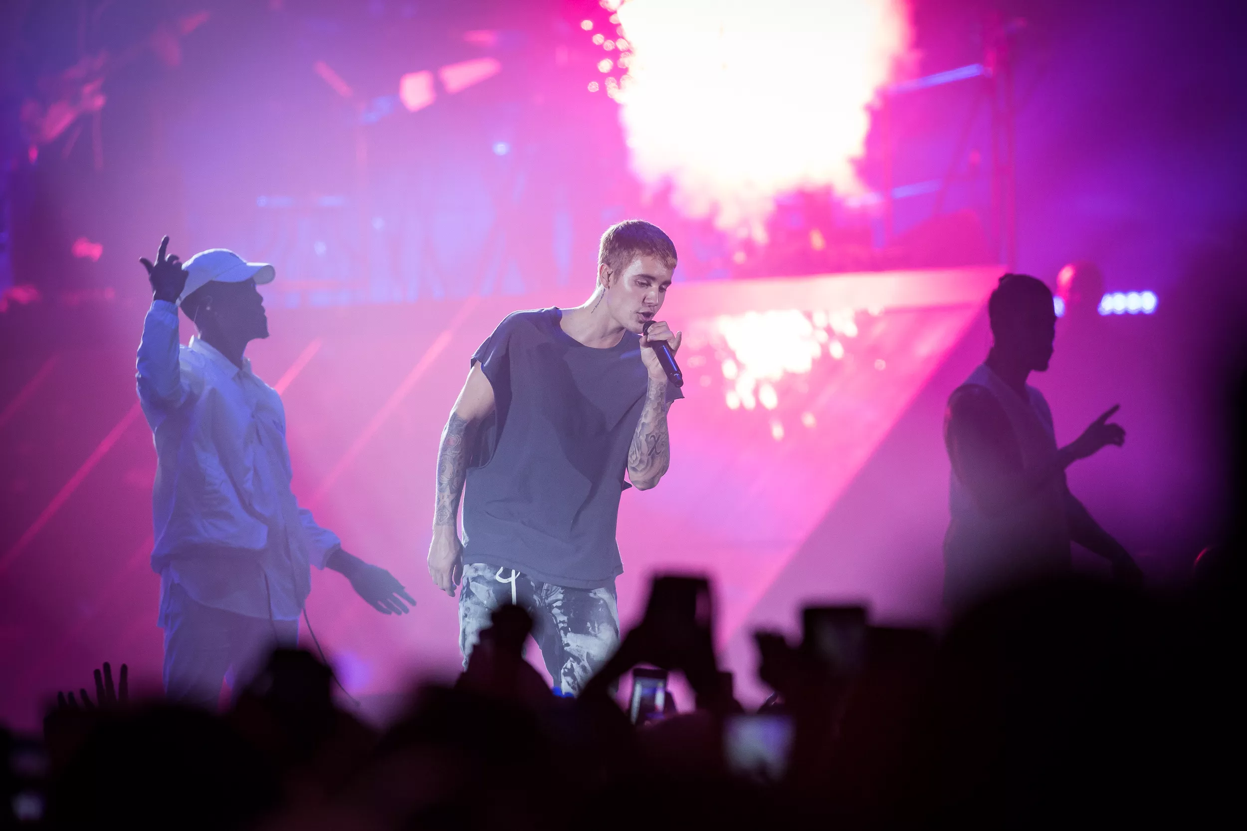 Se Justin Bieber forlate scenen i protest