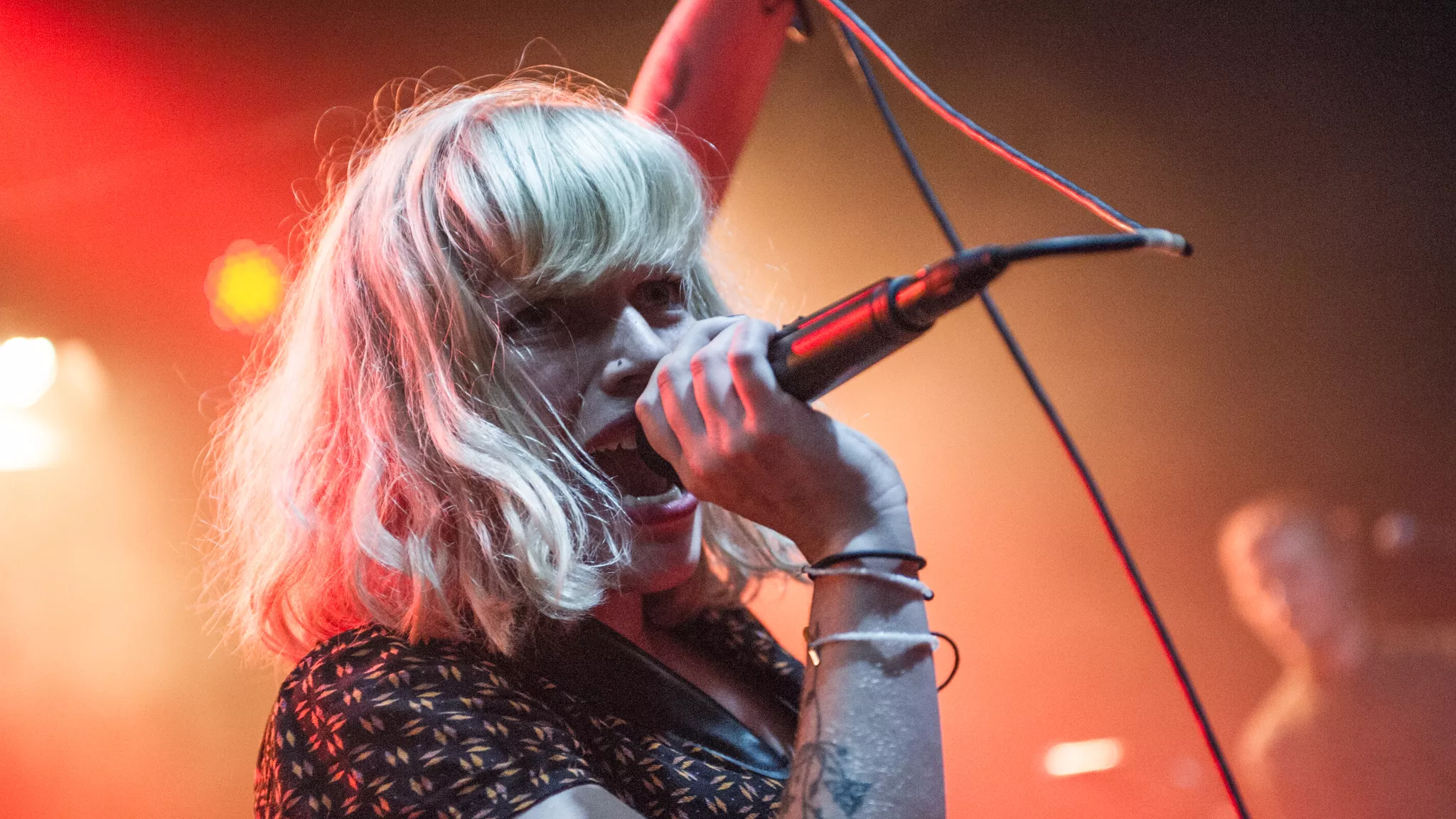 Katinka, Pede B & DJ Noize, Liima med flere omringer publikum på Frost Festival