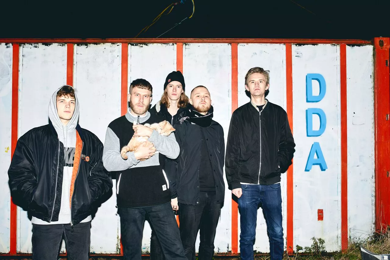 Fremadstormende hiphop-gruppe udgiver dobbeltsingle