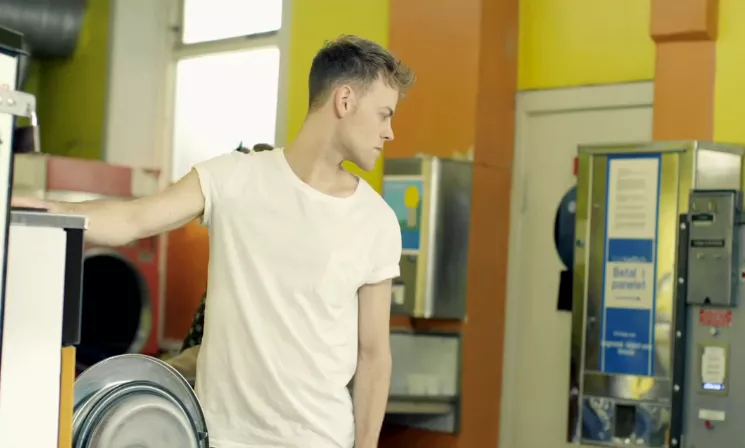 Rasmus Thude sælger ud i ny video