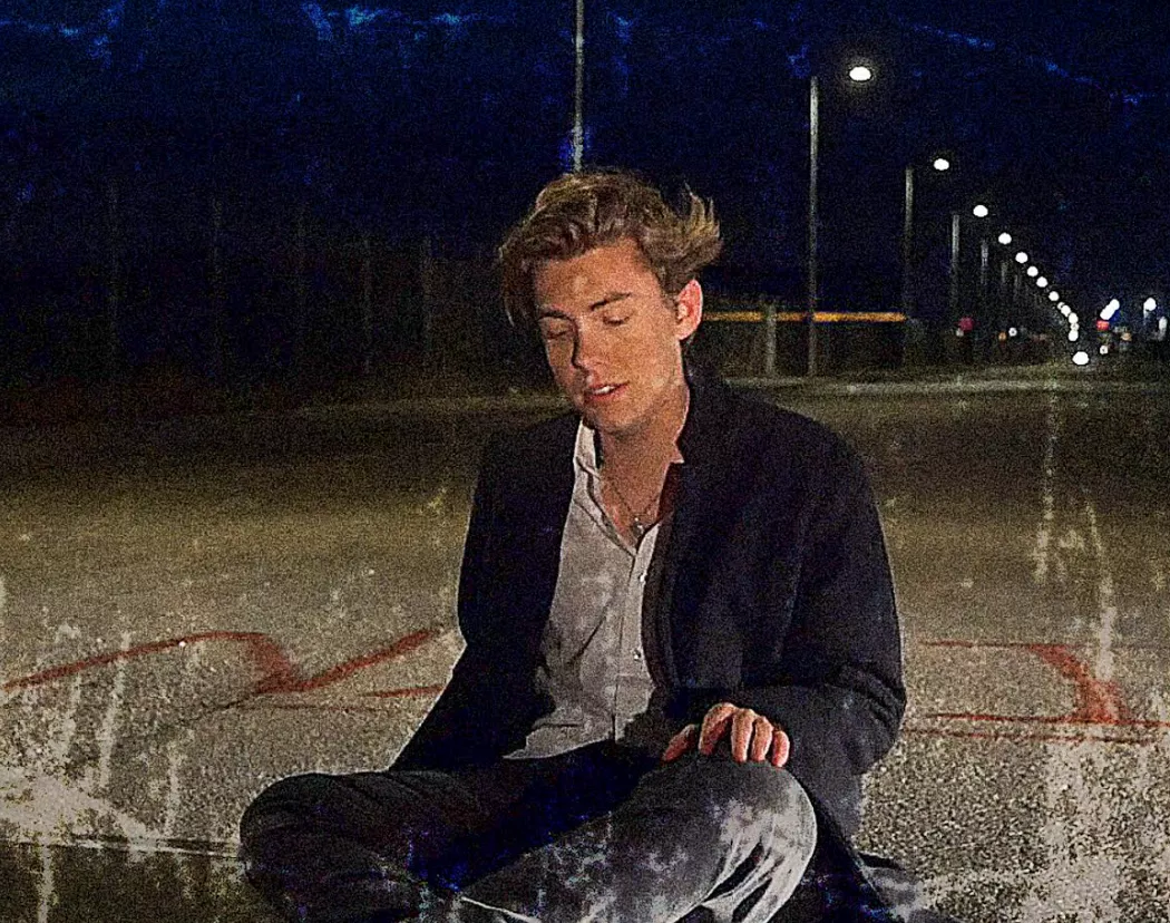 ANMELDELSE: Ucharmerende og akavet 