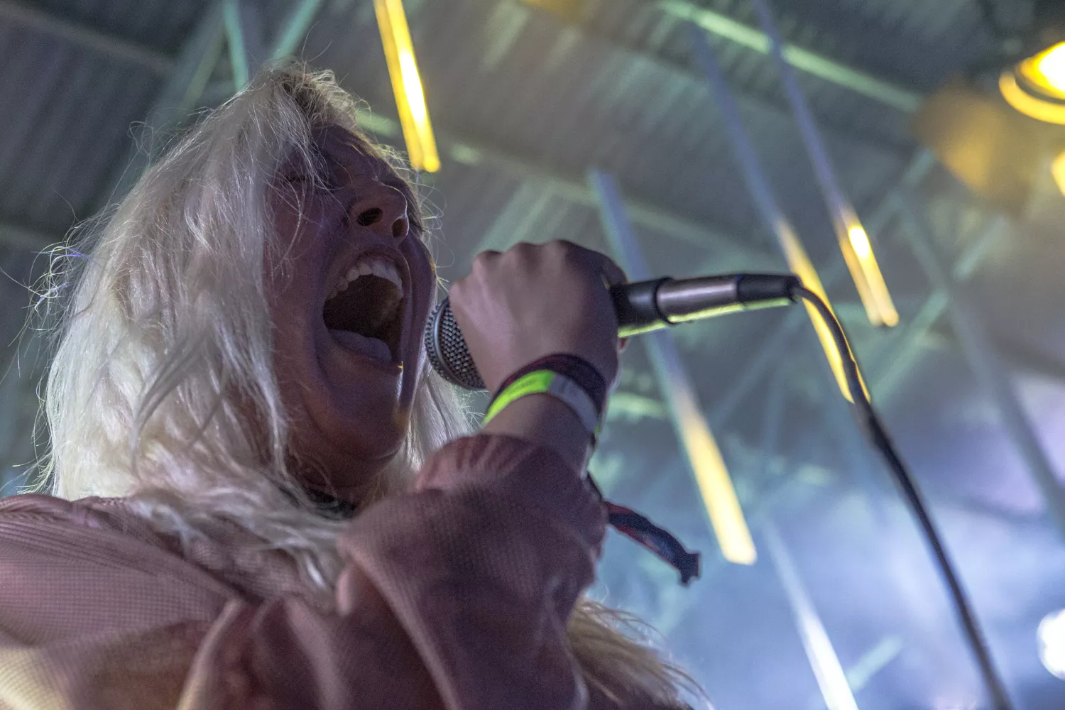 En geyser på festivalens centrale scene