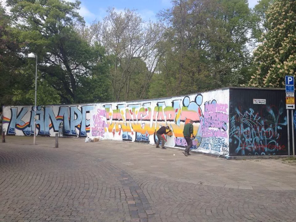 Antirasistisk målning förstörs med festivalreklam