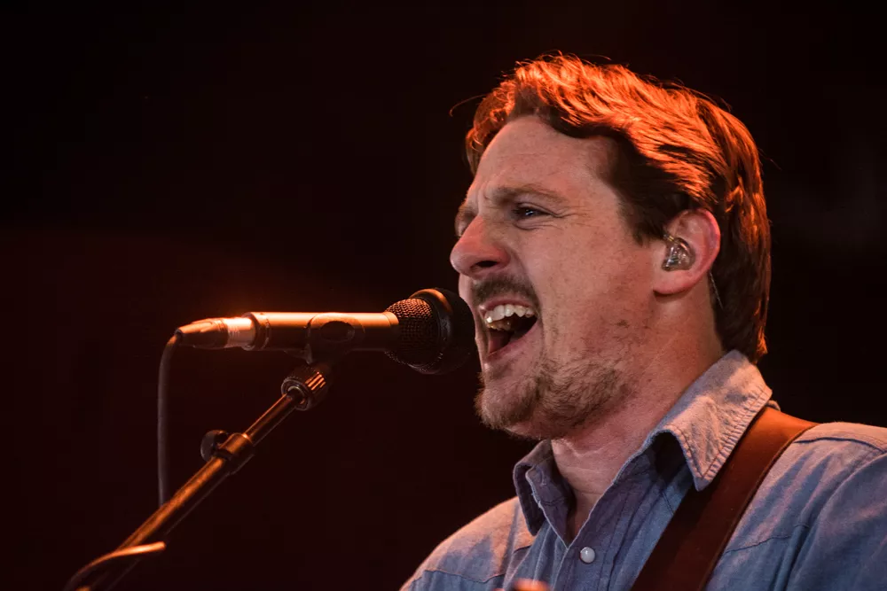 Countryens frelser opslugt af publikums evindelige kævl