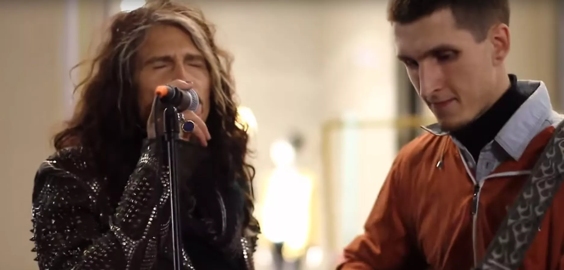 Se Steven Tyler sjunga med gatumusikant