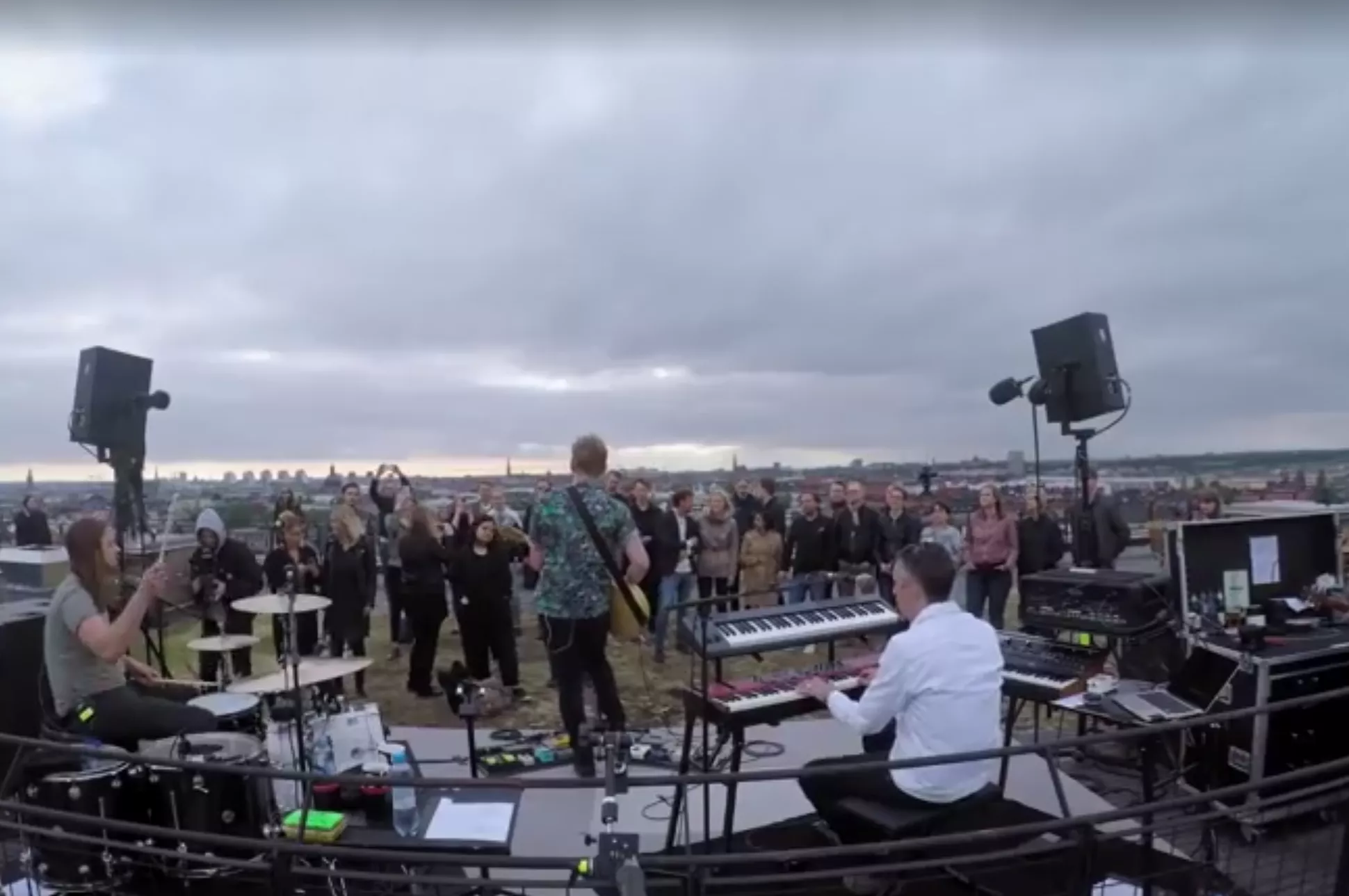 Se Johnossi tolka Katy Perry på ett tak i Stockholm