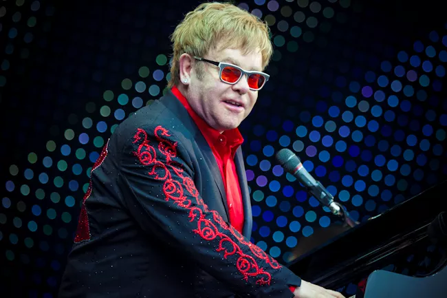 QOTSA samarbeider med Elton John