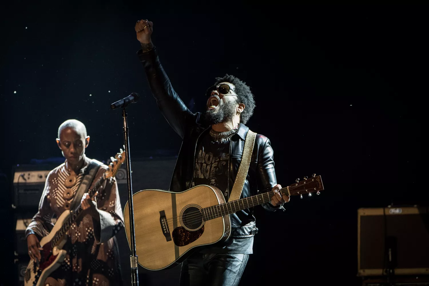 Her revner buksene til Lenny Kravitz på scenen