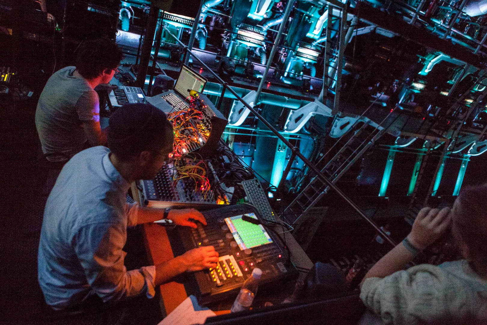 Fotoreportage: Mike Sheridan spillede på en dieselmotor