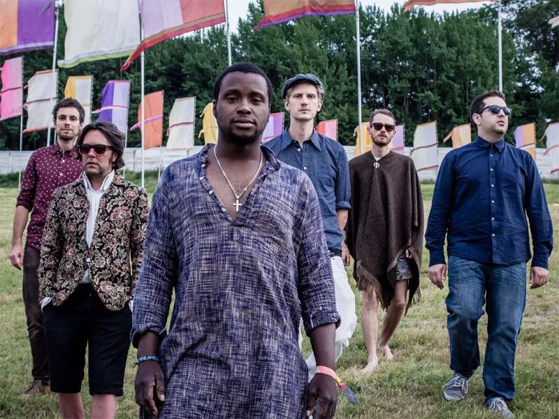 Overset soulperle skinner fortsat i et mørkt Europa