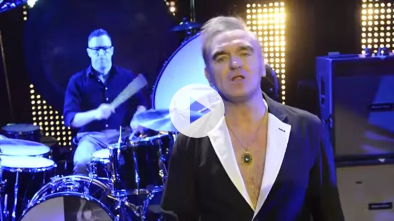 Se Morrissey og letpåklædte damer i ny video