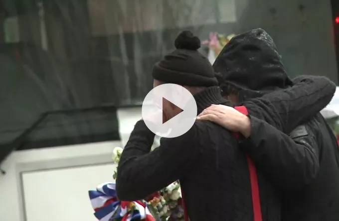 Se Eagles Of Death Metals rørende gjensyn med Bataclan