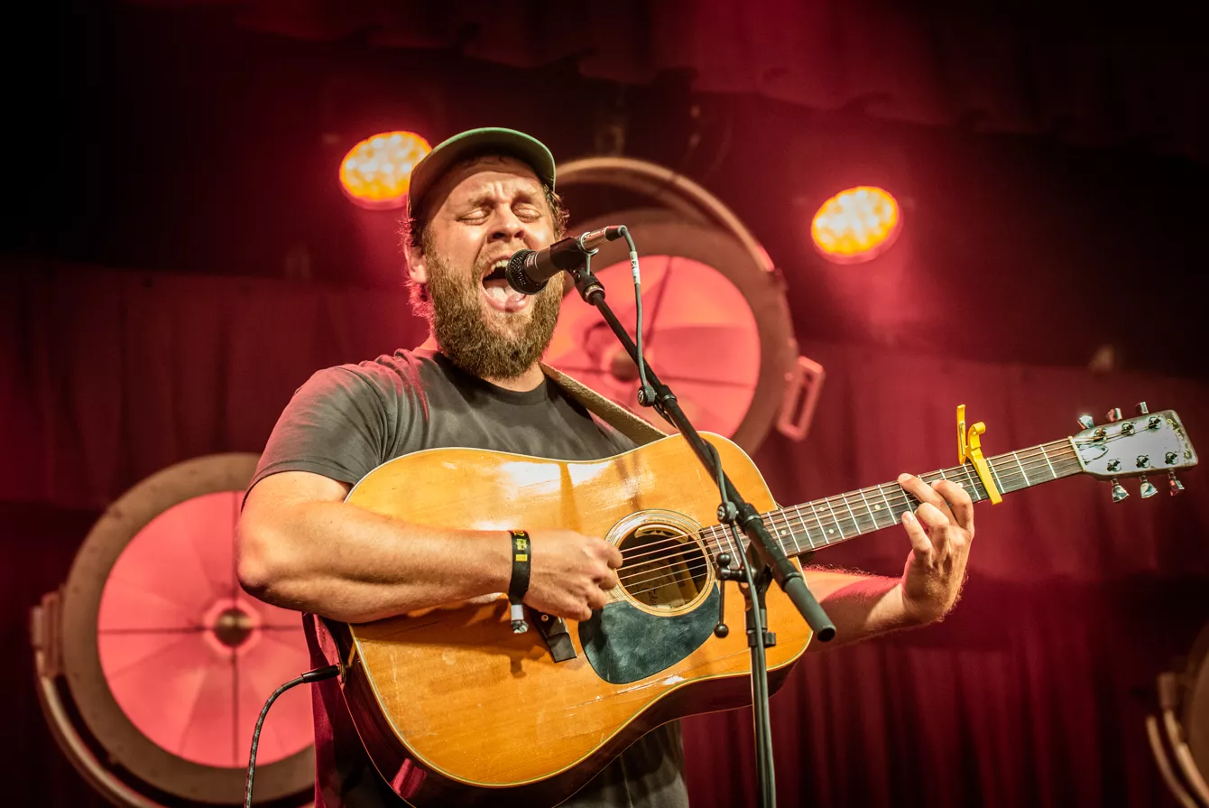 En klassisk singer-songwriter skåret helt ind til benet