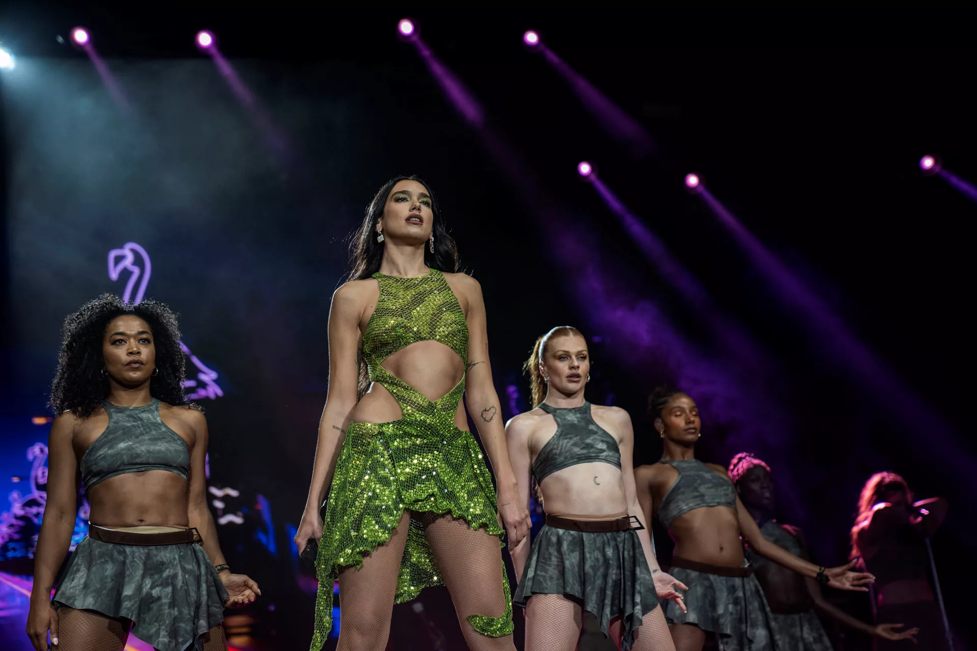 Superstjerner protesterer mot kutt i krisehjelp