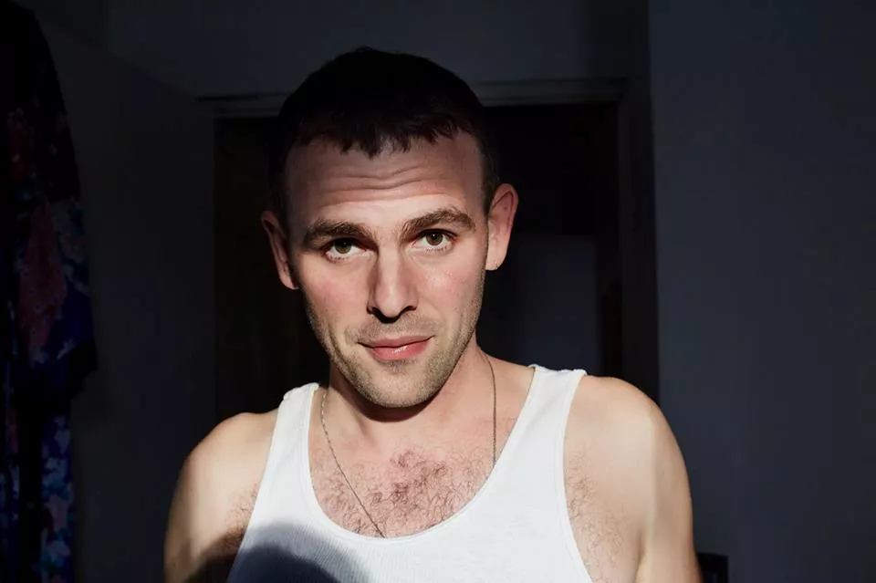 Musiken pendlar mellan att vara kosmisk, jordnära och allt däremellan