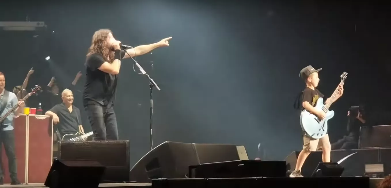 Publiken fick sig en rejäl överraskning på Foo Fighters spelning