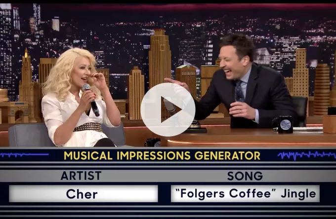 Hør Aguilera og Fallon parodiere kendte sangere