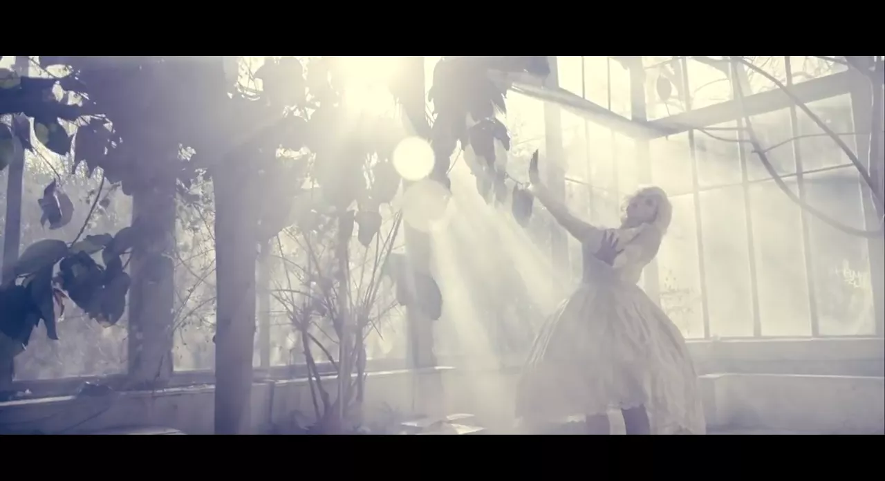 Dukke-sangerinde i stemningsfuld musikvideo