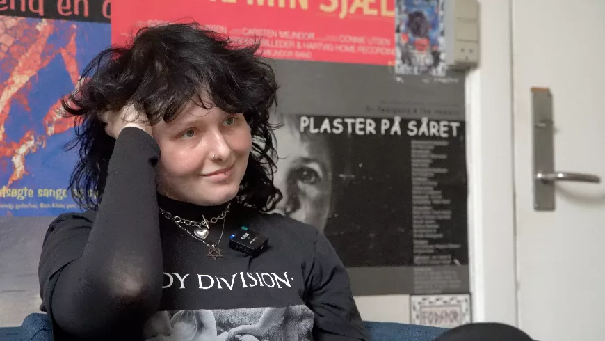 23-årige Sage Appel Brandt Christiansen fortæller, at det særligt er de kendte rammer om SOLO-koncerterne, der gør det til en tryg oplevelse for dem. Foto: Frederik Rixen