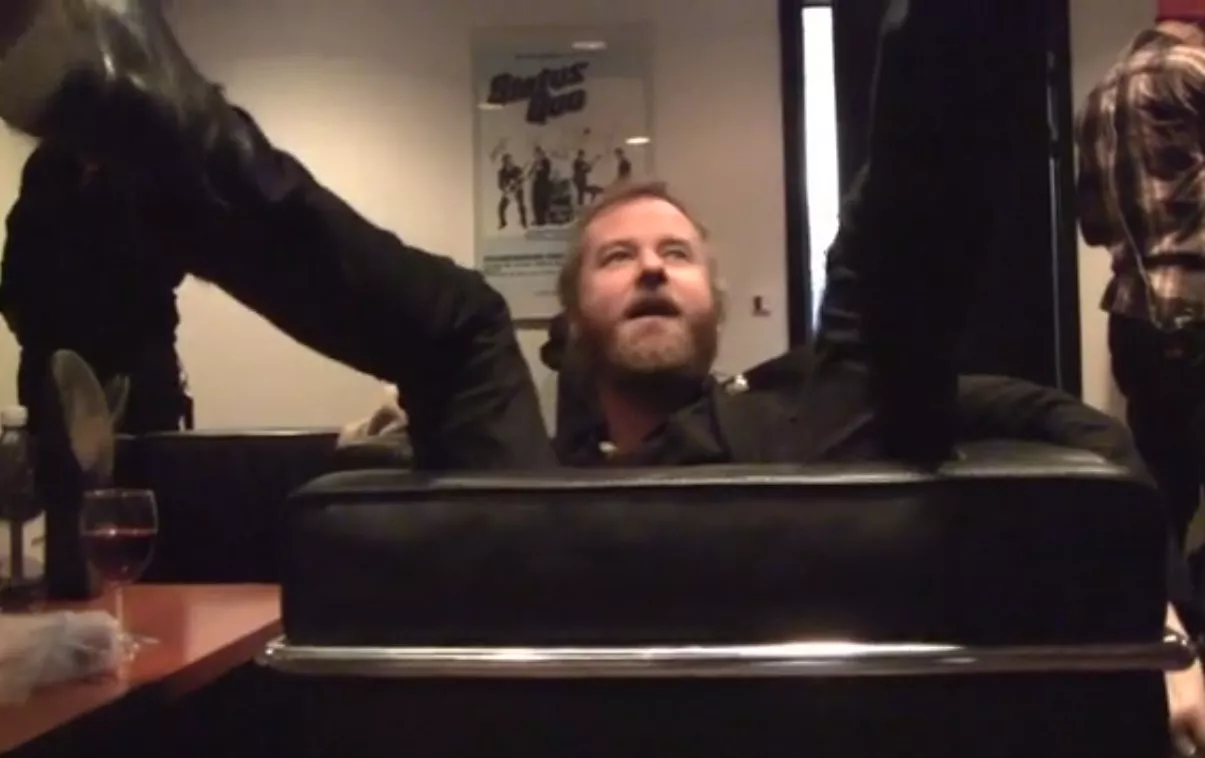 Se The National-sanger skyde bordtennisbolde med røven