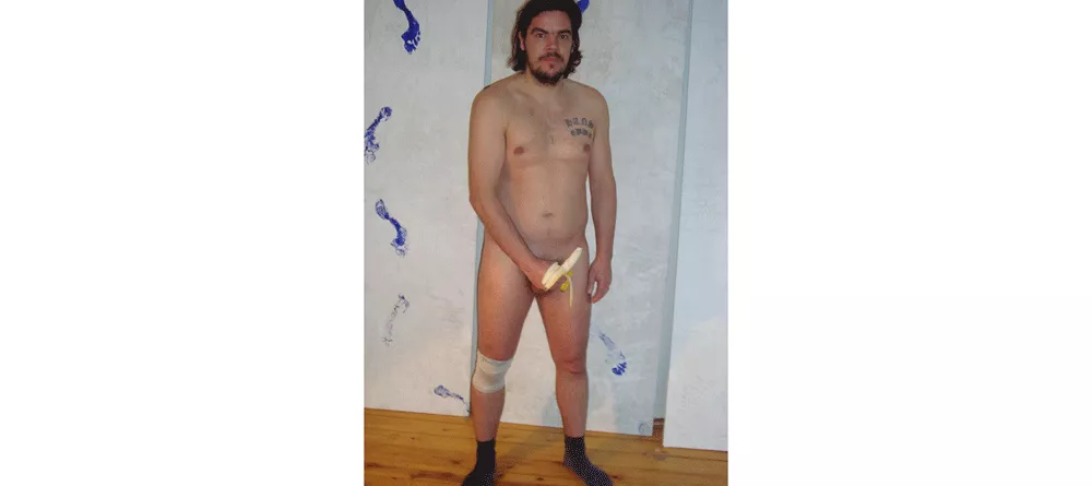 Kunstner smider tøjet for Aura