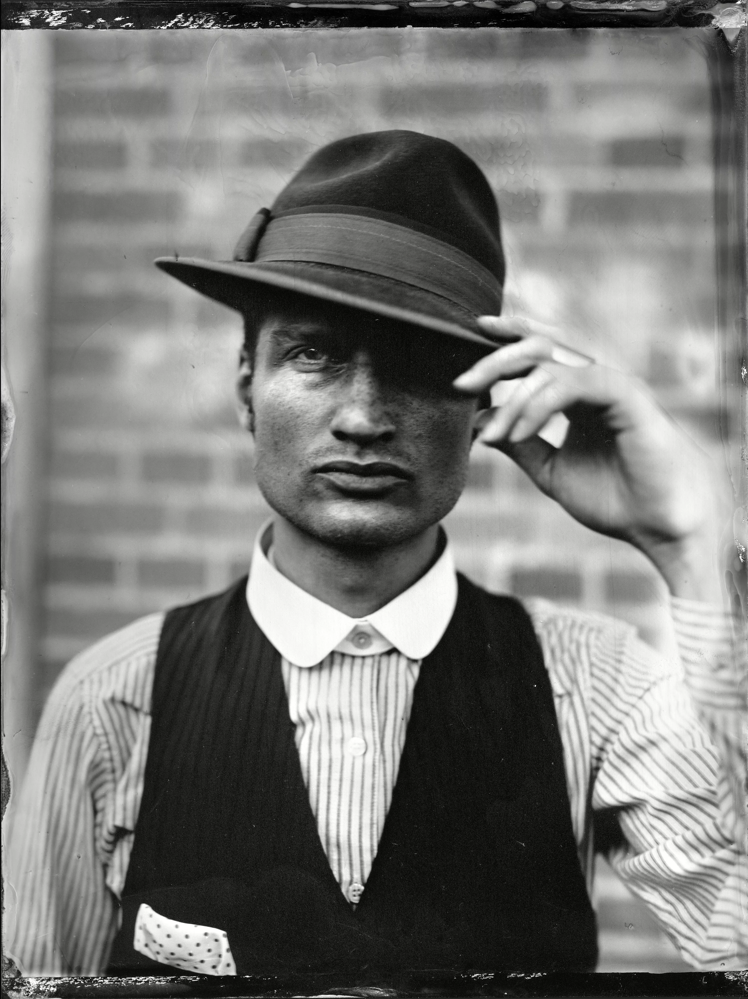 INTERVJU: Den mörka undertonen