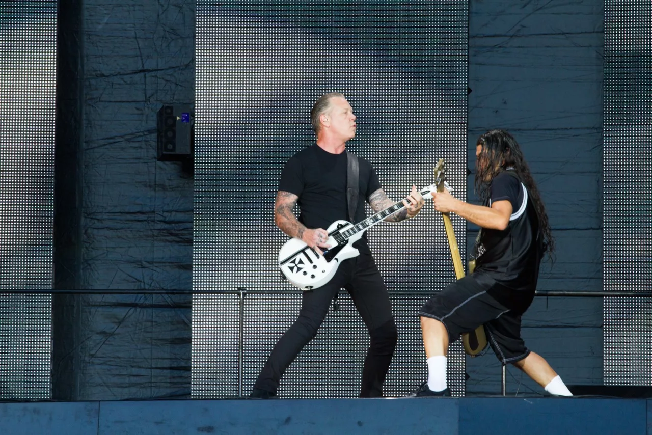 Se Metallica synge Pokémon-sangen