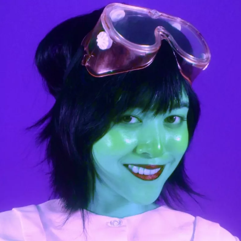 Amerikanske Lealani er både bidronning og gal professor i sit eget univers