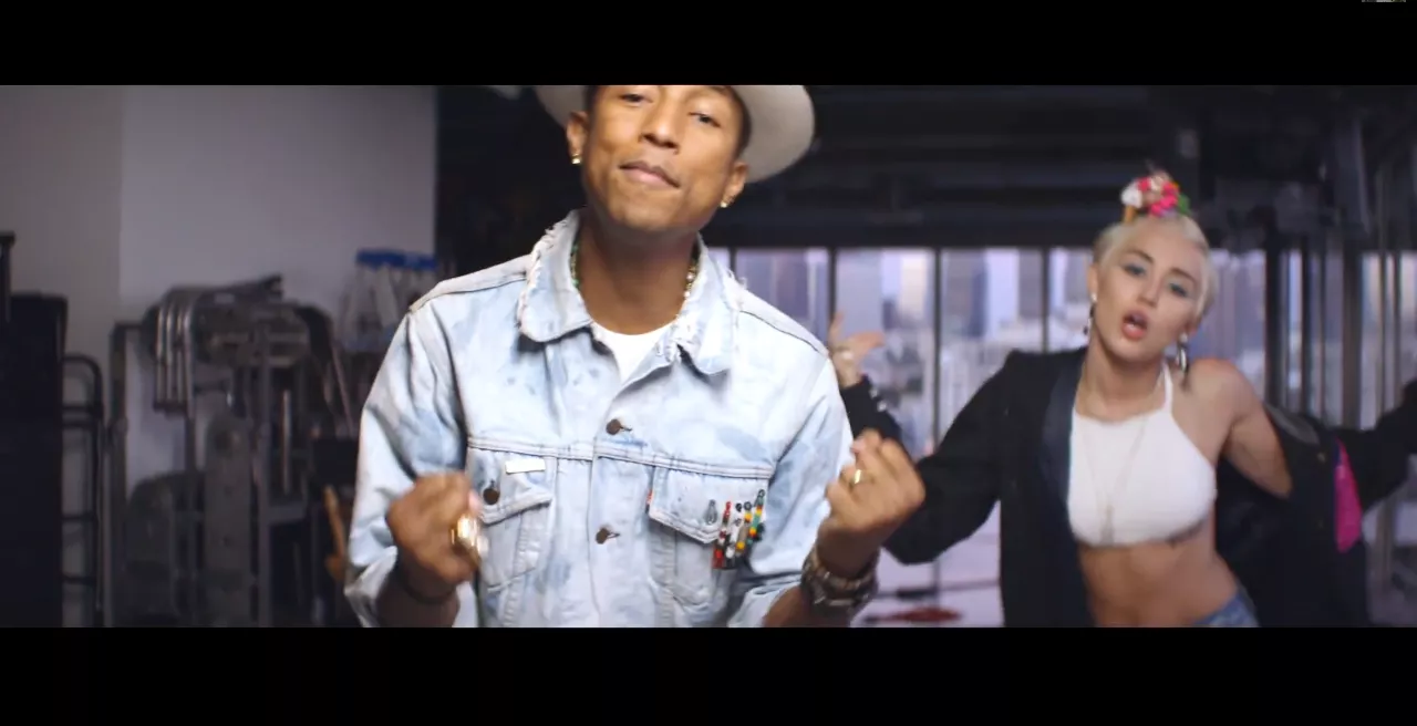 Ny video: Miley danser med kvindeglad Pharrell
