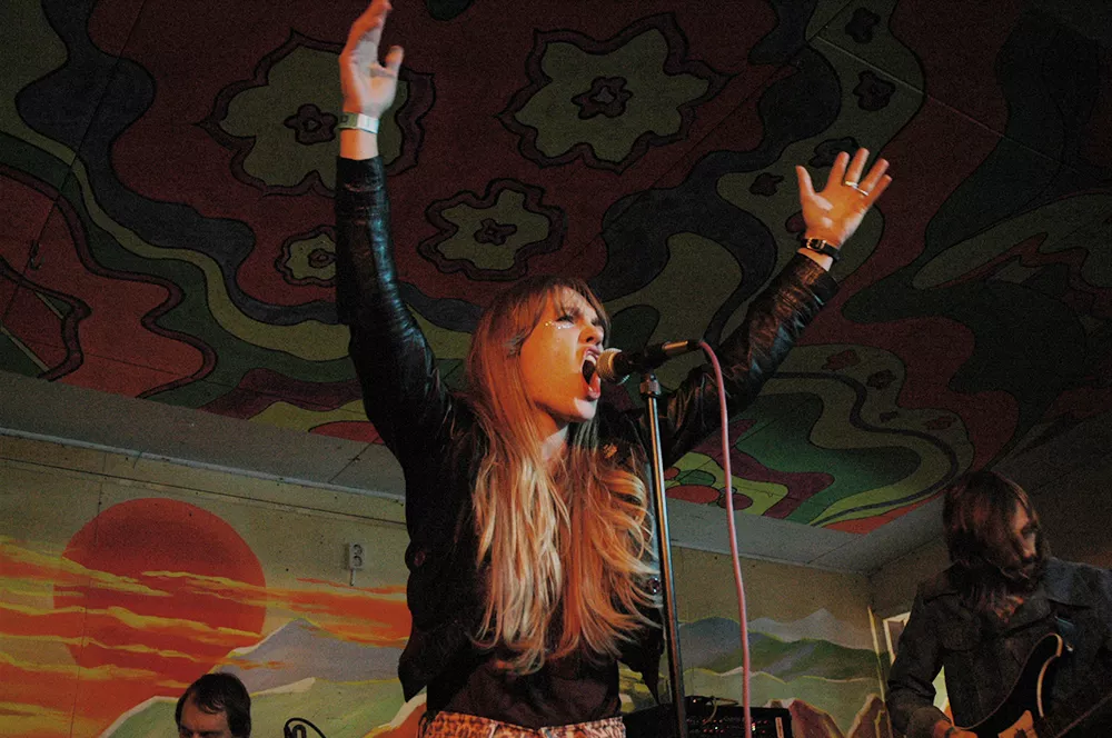 De öppnar för Dinosaur Jr